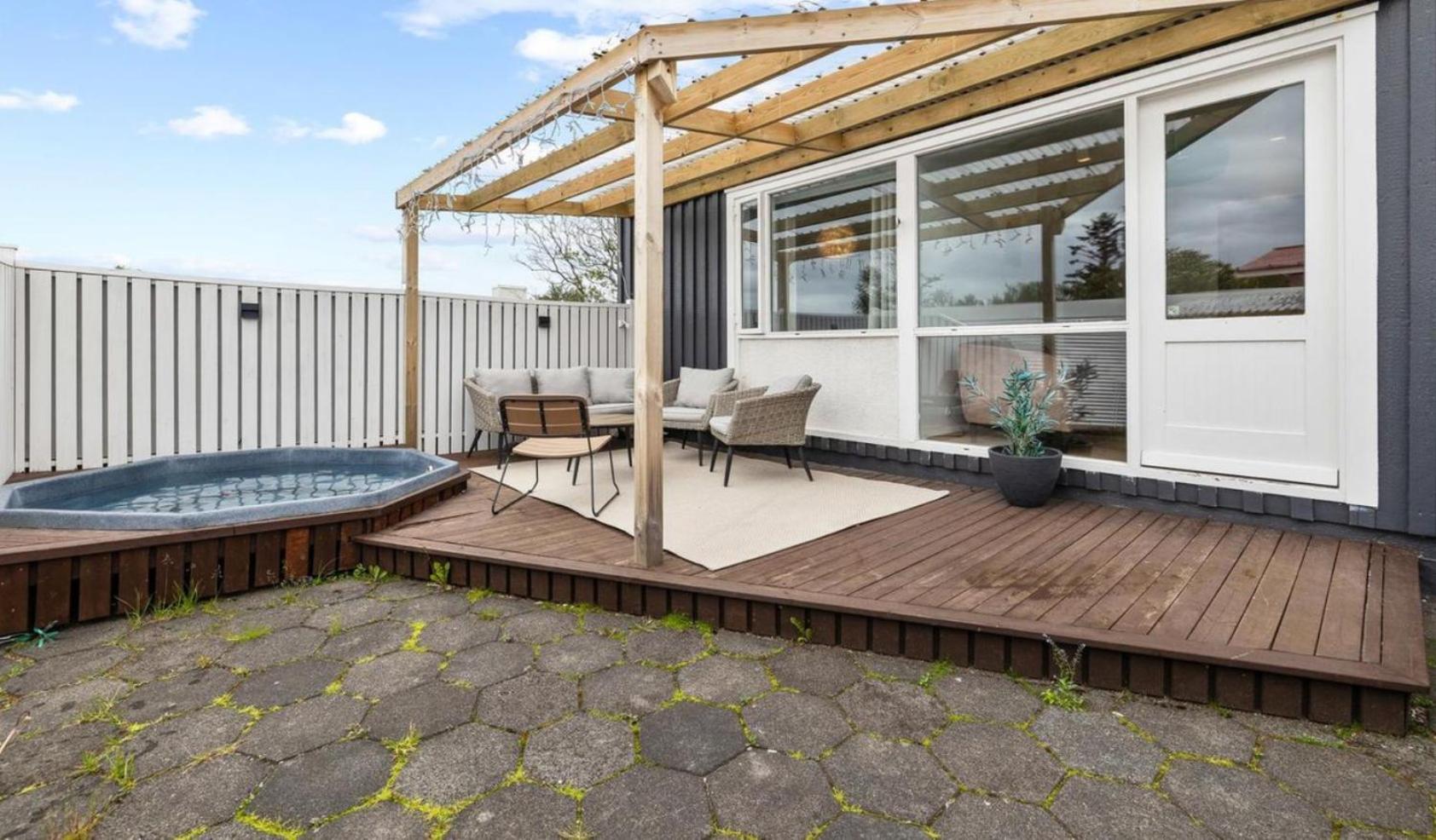 House - Villa With Garden And Hot Tub, 2 Min From Reykjavik Garthabaer Dış mekan fotoğraf